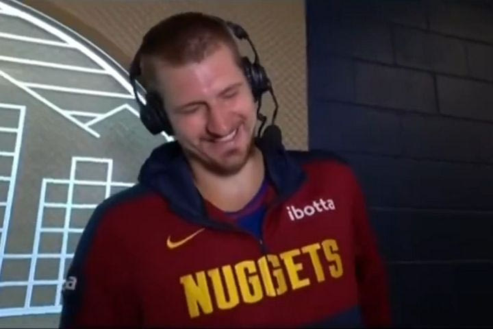 NBA: Η ατάκα, τα γέλια και το ξεκαρδιστικό νεύμα του Γιόκιτς για τα τρία φιλιά με τον ΝτεΆντρε Τζόρνταν