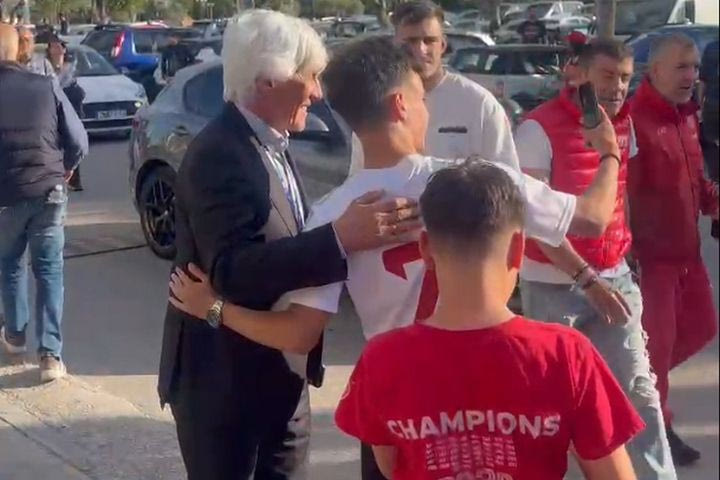 Τελικός Κυπέλλου Ελλάδας, ΟΦΗ – Ολυμπιακός: Υπέροχη εικόνα έξω από το ΟΑΚΑ, ο Ιβάν Γιοβανοβιτς φωτογραφήθηκε με φίλους των ερυθρολεύκων