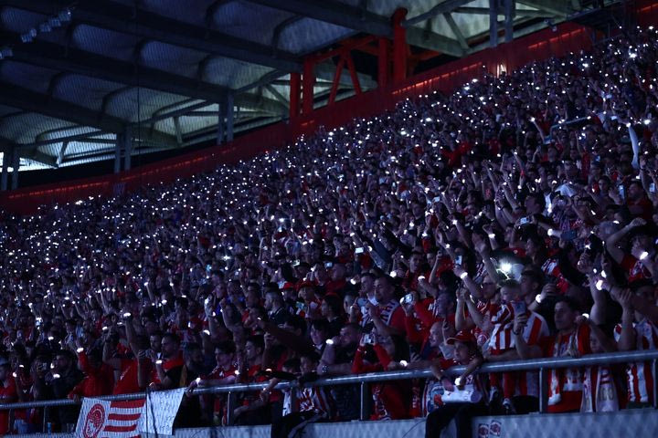 Ολυμπιακός: Οι 33.000 φίλαθλοι των ερυθρολεύκων στο “Καραϊσκάκης” έδωσαν χρώμα στη φιέστα για το 48ο πρωτάθλημα Ελλάδας