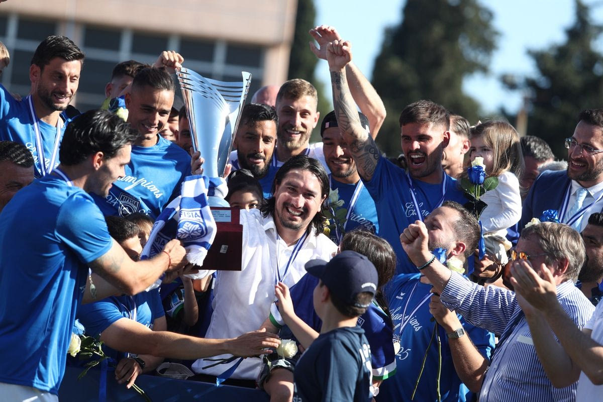 Οι παίκτες της Κηφισιάς και ο Λέτο σηκώνουν την Κούπα