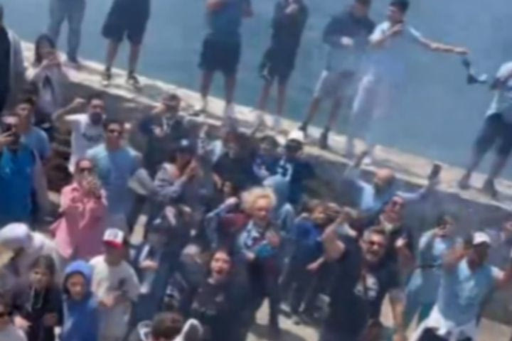 Μύκονος: Χαμός στο λιμάνι, εκατοντάδες Μυκονιάτες υποδέχθηκαν τους πρωταθλητές της Elite League