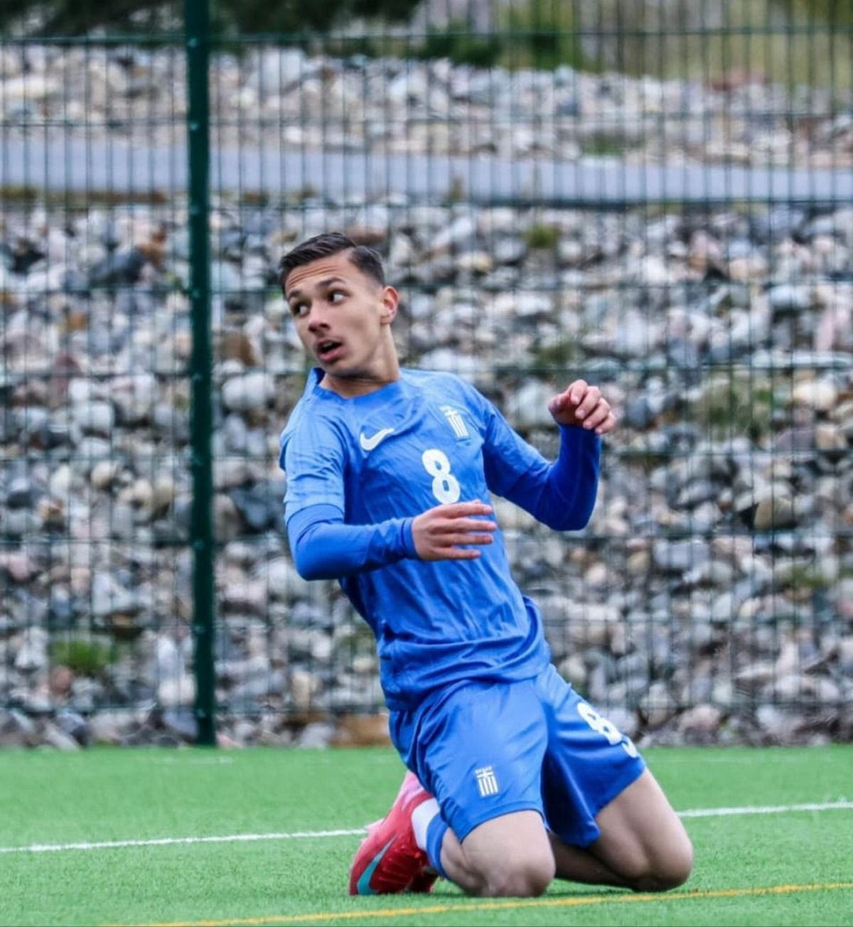 Ο Γιάννης Χρήστος Κώστογλου με τη φανέλα της Κ16 της Εθνικής