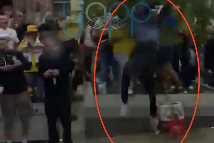 Βγήκε από το κώμα ο οπαδός της Λιντς που έπεσε από δέντρο ενώ πανηγύριζε την άνοδο στην Premier League