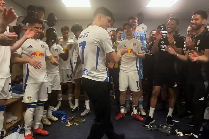 Η Λιντς πανηγύρισε με “ώπα” και συρτάκι το πρωτάθλημα και την άνοδο στην Premier League