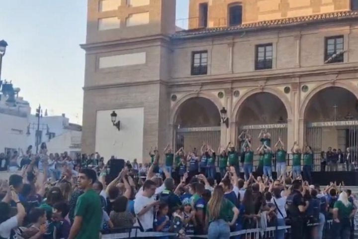 Απίθανο: Οι φίλοι της Μάλαγα που ταξίδεψαν στην Ελλάδα έπαιξαν τον ρυθμό του συνθήματος της ΑΕΚ στη φιέστα και το δίδαξαν στους συνοπαδούς τους