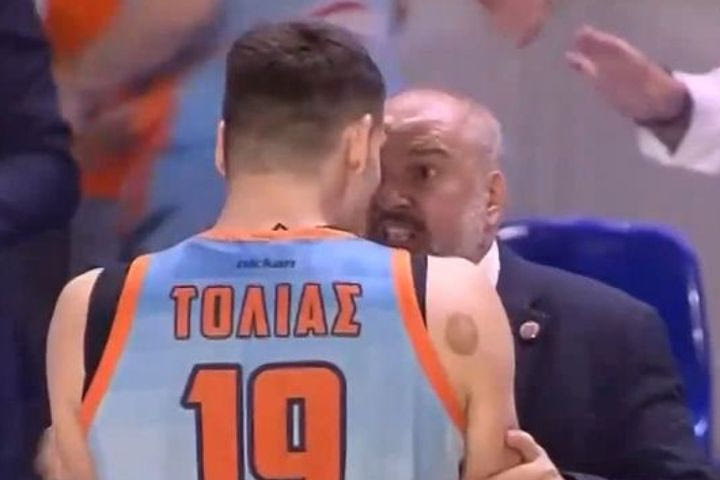 Ο Μάνταλος τα έχωσε στον Τόλια μετά από τρίποντο της ομάδας του