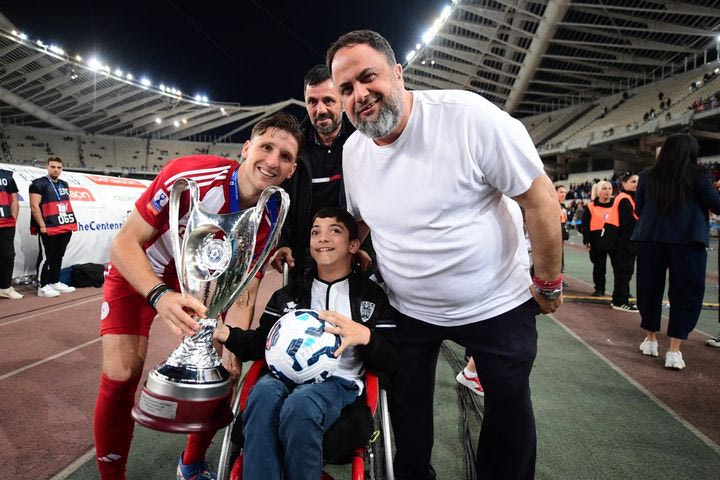 Τελικός Κυπέλλου Ελλάδας Betsson, Ολυμπιακός: Οι Μαρινάκης και Ρέτσος έδωσαν το τρόπαιο στον μικρό Γιάννη