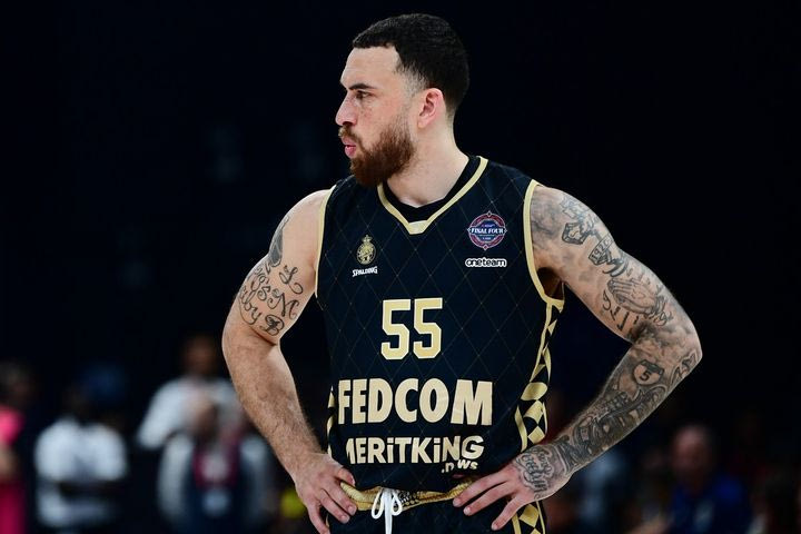 Κατάθεση ψυχής από τον Μάικ Τζέιμς με συγκλονιστικά VIDEO: “Το πρόβλημα στη μέση δεν μου επέτρεπε να στέκομαι όρθιος”