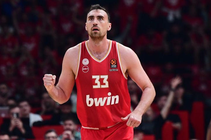 Ολυμπιακός: Αυτά είναι τα δεδομένα για Μιλουτίνοβ, το συμβόλαιό του, το “θέλω” του παίκτη και η επιθυμία των ερυθρόλευκων
