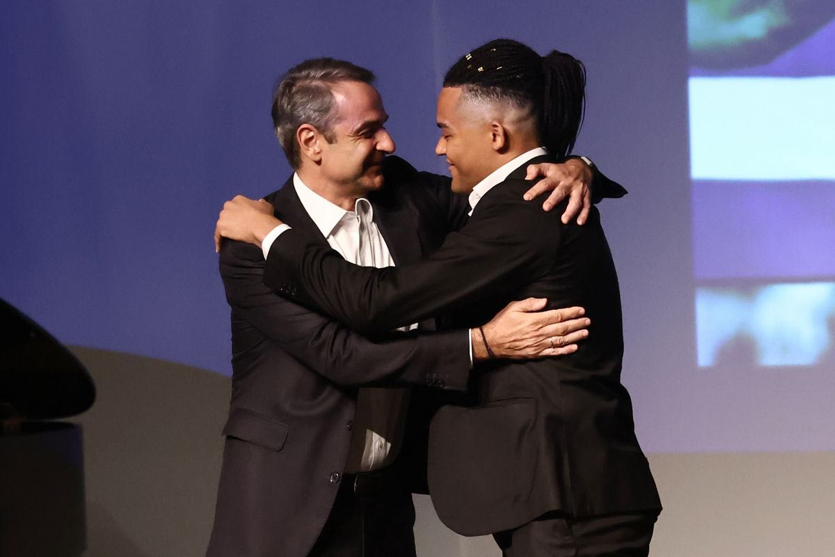 Η αγκαλιά του Κυριάκου Μητσοτάκη με τον Εμμανουήλ Καραλή