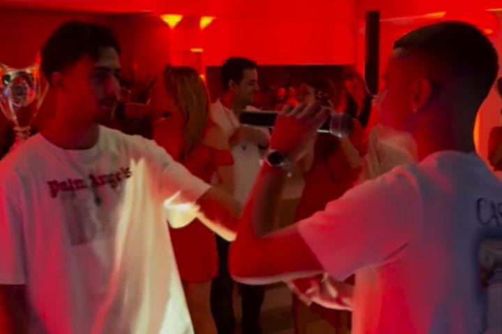 Ολυμπιακός: Το επικό VIDEO του Τσικίνιο με Κωστούλα και Μουζακίτη να τραγουδάνε το Gucci φόρεμα