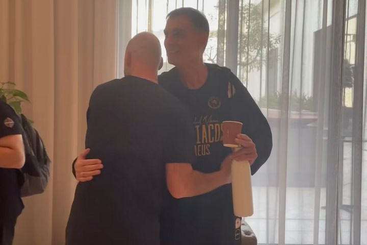 Final Four 2025: Η αγκαλιά του Γιώργου Μπαρτζώκα με τον Βασίλη Σπανούλη στο ξενοδοχείο στο Άμπου Ντάμπι