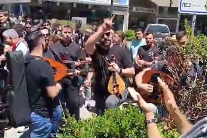 Τελικός Κυπέλλου, ΟΦΗ – Ολυμπιακός: Άρχισε το πάρτι των Κρητικών στο Μαρούσι με τραγούδια, ψήσιμο και συνθήματα