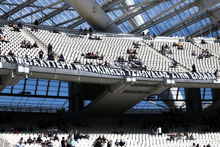 Τελικός Κυπέλλου Ελλάδας, ΟΦΗ – Ολυμπιακός: Το ευρηματικό πανό των οπαδών του ΟΦΗ: “Η μεγαλύτερη μετακίνηση τσικουδιάς στην Ελλάδα”