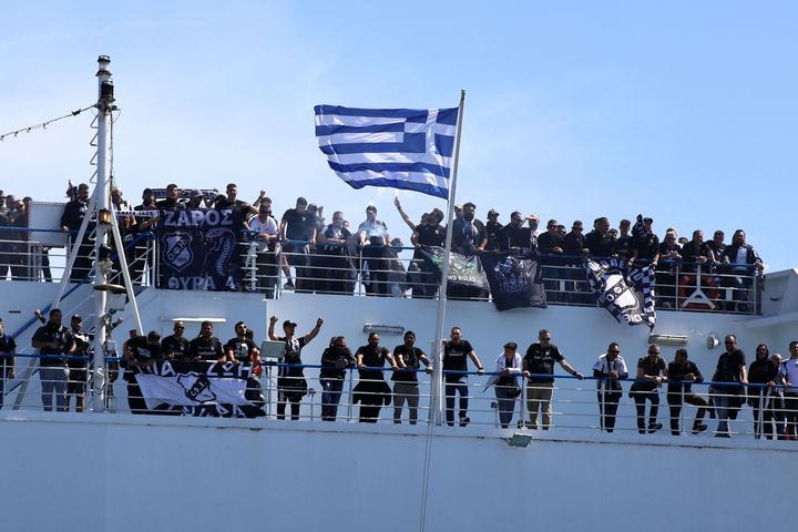 ΟΦΗ: Η άφιξη των φίλων των Κρητικών στο Λαύριο