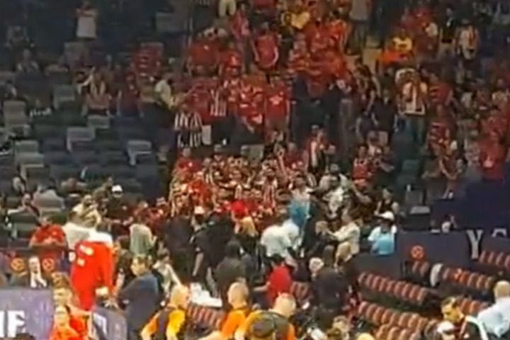 Final Four 2025, Ολυμπιακός: Ο Παπανικολάου πήγε προς το μέρος των φιλάθλων των ερυθρολεύκων και αποθεώθηκε