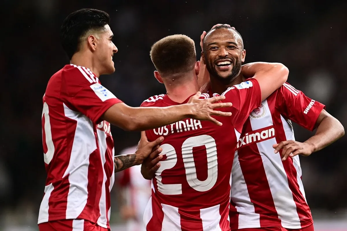 Οι παίκτες του Ολυμπιακού πανηγυρίζουν το γκολ του Ελ Κααμπί