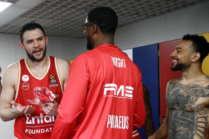 Ολυμπιακός: Χαμός στα αποδυτήρια της Movistar Arena και ξέφρενο πάρτι για την πρόκριση στο Final Four