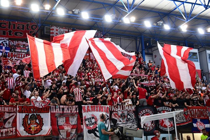 Οι οπαδοί του Ολυμπιακού στον ημιτελικό του Champions League πόλο με τη Σαμπαντέλ