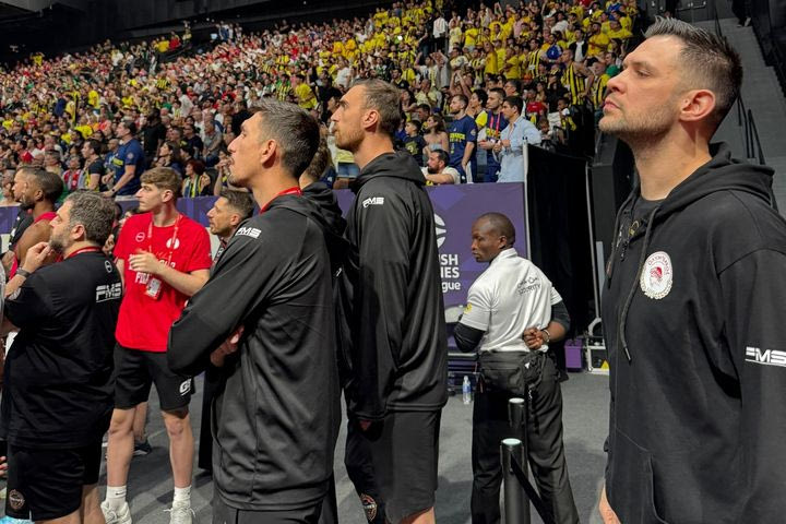 Final Four 2025, Ολυμπιακός: Οι παίκτες των ερυθρολεύκων παρακολουθούν το Φενέρμπαχτσε – Παναθηναϊκός AKTOR στην Etihad Arena
