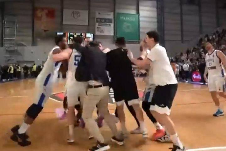 Ξέσπασμα σε παρκέ και εξέδρα τη στιγμή της λήξης του αγώνα για την επιστροφή του Ηρακλή εκεί που ανήκει