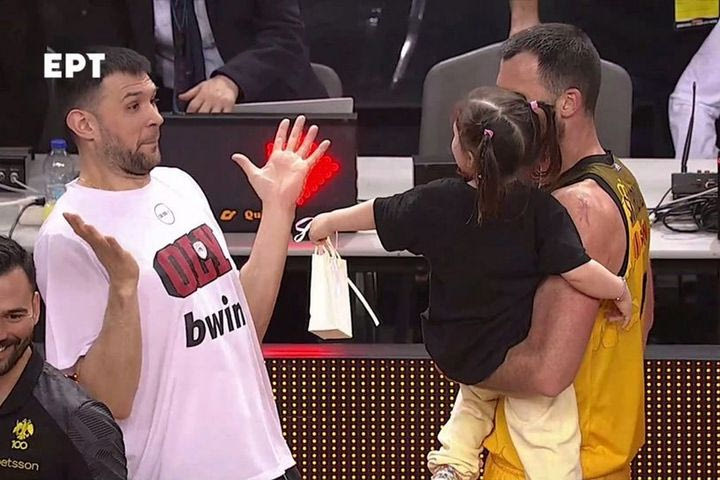 Η πιο γλυκιά στιγμή: Η κόρη του Σκορδίλη έκανε δώρο στον Παπανικολάου κι εκείνος ξετρελάθηκε