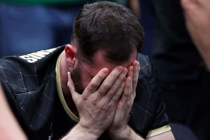 Final Four 2025: Συντετριμμένος ο Γιώργος Παπαγιάννης, μετά την ήττα της Μονακό στον τελικό της EuroLeague, τον παρηγόρησε ο Γιασικεβίτσιους