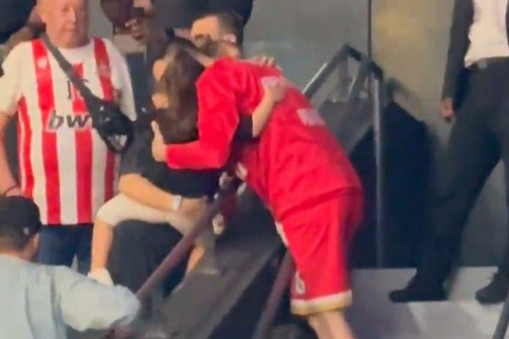 Final Four 2025, Ολυμπιακός: Συγκινητική στιγμή, ο Παπανικολάου με δάκρυα στα μάτια αγκαλιά με τις κόρες του μετά τον αποκλεισμό