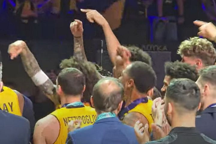 ΑΕΚ Betsson: Η αγκαλιά Σερμαντίνι – Ντούσαν Σάκοτα, η αποθέωση στον Ντράγκαν και ο παλμός στην εξέδρα