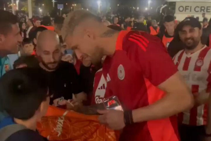 Ολυμπιακός: Ο Πασχαλάκης έβγαλε φωτογραφίες και υπέγραψε αυτόγραφα μετά την κατάκτηση του Κυπέλλου Ελλάδας Betsson
