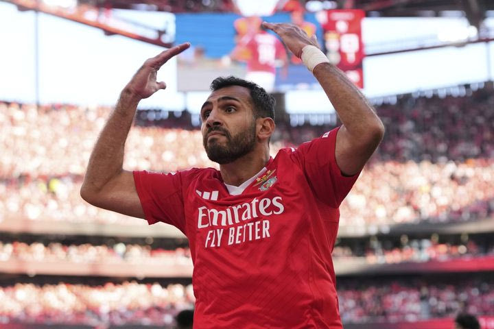 Ο Βαγγέλης Παυλίδης με τη φανέλα της Μπενφίκα