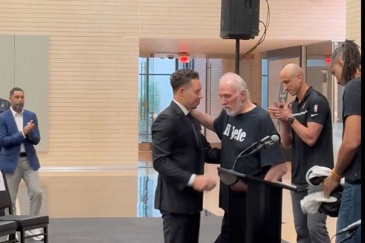 Ο σπουδαίος Γκρεγκ Πόποβιτς έδωσε τη σκυτάλη στον νέο προπονητή των Σπερς υπό το βλέμμα των Ντάνκαν – Τζινόμπιλι