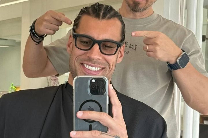 Final Four 2025: Ο Πρίντεζης έτοιμος για Άμπου Ντάμπι με φρέσκο κούρεμα και κασκόλ του Ολυμπιακού στη βαλίτσα