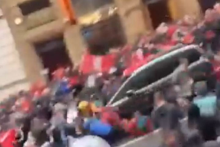 Λίβερπουλ: Τα VIDEO με τη στιγμή που αυτοκίνητο γκαζώνει και παρασύρει φίλους των Reds