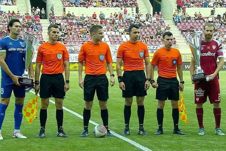 H είσοδος των αρχηγών με τις κούπες της Super League 2 στο Super Cup