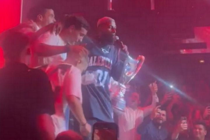 Τα VIDEO του SPORT24 από το show του Ροντινέι: Τραγούδησε τον ύμνο του Ολυμπιακού και τα “έσπασε” στον Ιακωβίδη αγκαλιά με το τρόπαιο