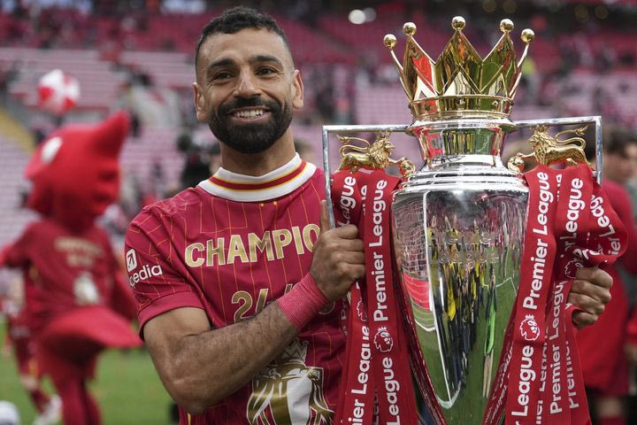 Σαλάχ: Η ιστορική φωτογραφία του θριαμβευτή Αιγύπτιου, με την κούπα της Premier και τα τέσσερα ατομικά βραβεία του