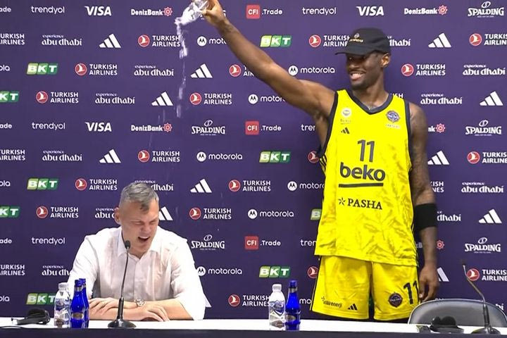 Μπουγέλο του Χέιζ-Ντέιβις στον Γιασικεβίτσιους και επική ατάκα του Σάρας: “Η νέα γενιά δεν έχει γ@@@νη ιδέα για το πώς να πανηγυρίζει”