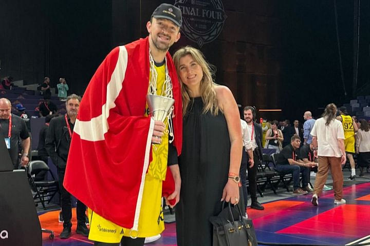 Φενέρμπαχτσε: Ο Σανλί πανηγύρισε τον τίτλο με τη βολεϊμπολίστρια σύζυγό του, Ετζέ Χοτζάογλου