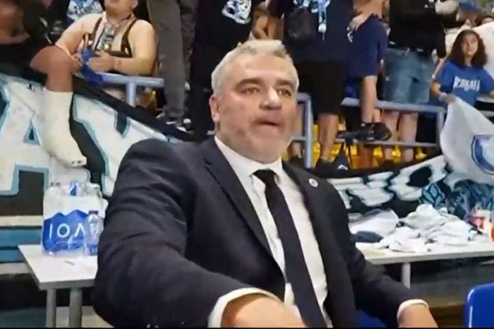 Φοβερή στιγμή με τον Σιγάλα να ηρεμεί στον πάγκο και από πίσω του οι φίλοι του Ηρακλή να κάνουν χαλασμό