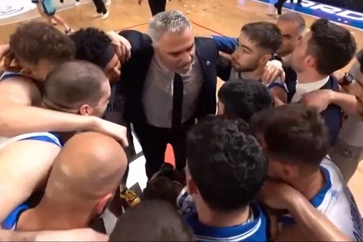 Σιγάλας στους παίκτες του Ηρακλή μετά την άνοδο: “Αυτή είναι μια από τις μεγαλύτερες στιγμές όλης της καριέρας μου”
