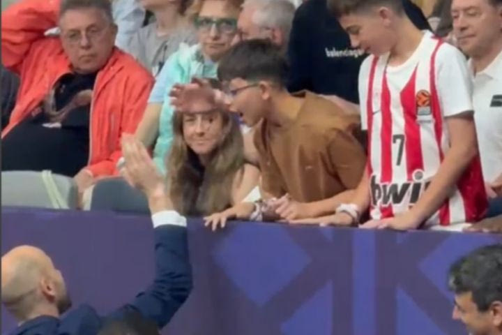 Final Four 2025: Ο Σπανούλης μπήκε στην Etihad Arena και έψαξε αμέσως τα παιδιά του, με φανέλα Ολυμπιακού ο ένας από τους γιους του