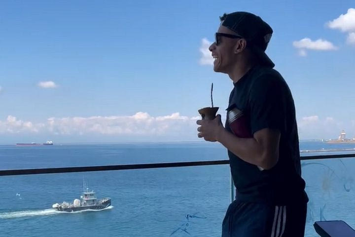 Ο Τάισον ξεκίνησε τις διακοπές του με ελληνικό τραγούδι και πολύ κέφι