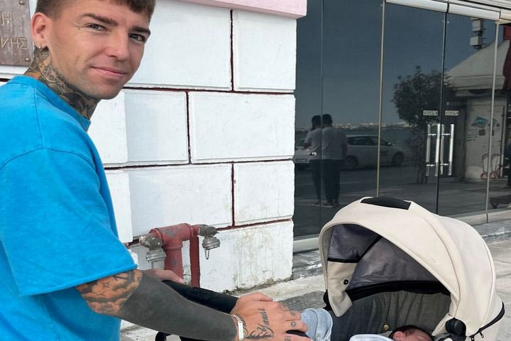 ΠΑΟΚ: Οι πρώτες βόλτες του Μπράντον Τόμας με τον νεογέννητο γιο του στη Θεσσαλονίκη