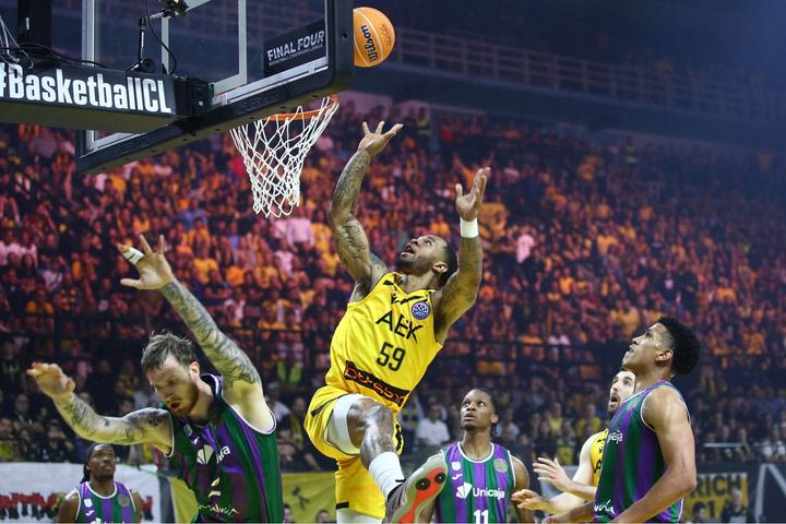 FIBA ΑΕΚ Betsson – Μάλαγα: Το αεροπλανικό καλάθι του Τάκερ μπροστά στον Μπαλτσερόφσκι