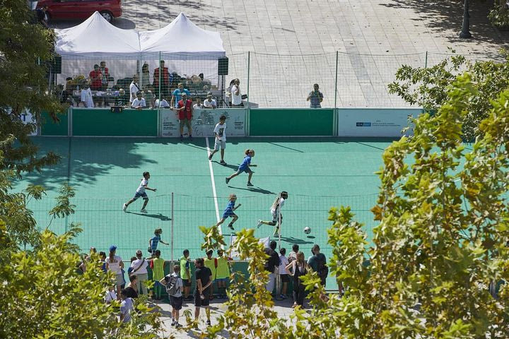 Ένα ξεχωριστό ποδοσφαιρικό γήπεδο στήνεται στην καρδιά της πόλης
