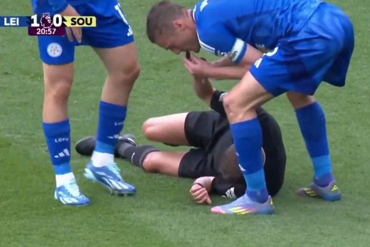 Τραυματίστηκε ο διαιτητής του αγώνα Λέστερ-Σαουθάμπτον: O Βάρντι σφύριξε για να διακοπεί το παιχνίδι