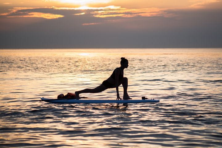 Οι νέες τάσεις του καλοκαιριού: Από το paddle yoga μέχρι το υποβρύχιο ψάρεμα