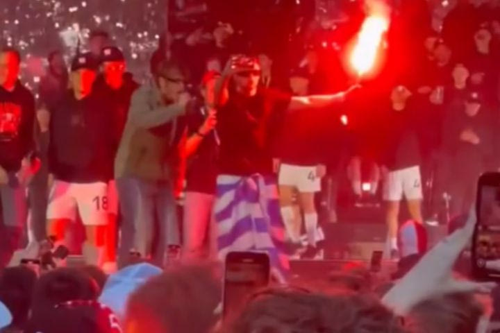 Ο Ζαφείρης πανηγύρισε στη φιέστα της Σλάβια Πράγας με την ελληνική σημαία και καπνογόνα