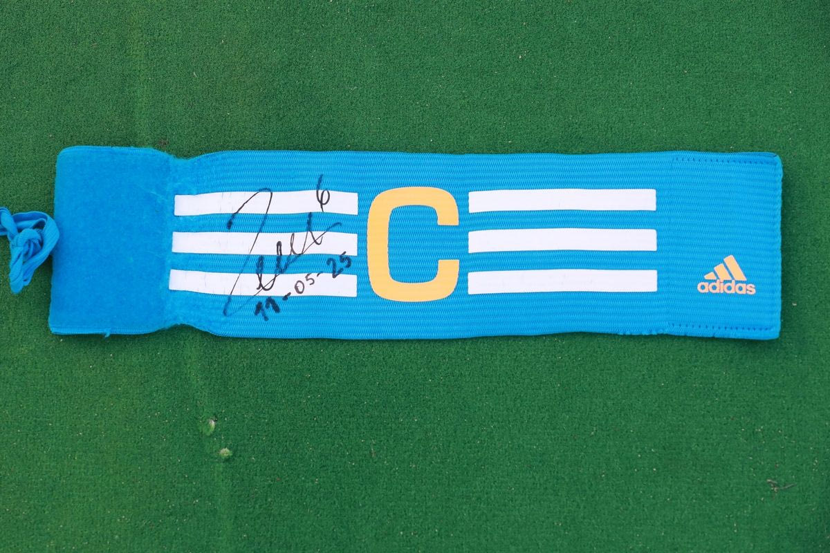 Το περιβραχιόνιο του Παναθηναϊκού με την υπογραφή του Ζέκα